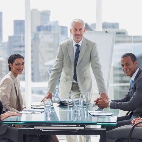 “Equipo ejecutivo analizando estrategias de financiamiento en una sala de juntas, representación profesional del sector financiero corporativo.”